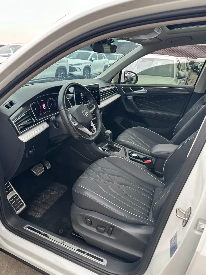 2024 Volkswagen Tiguan L 2.0T 186HP L4 7DCT,autocango,china used car exporter,china ev exporter,chinese used car exporter,chinese used ev exporter