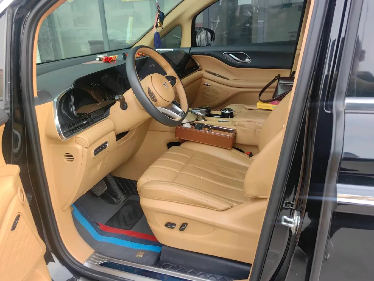 2024 Voyah Dream 1.5T 150HP L4 PHEV 43KWH,autocango,china used car exporter,china ev exporter,chinese used car exporter,chinese used ev exporter