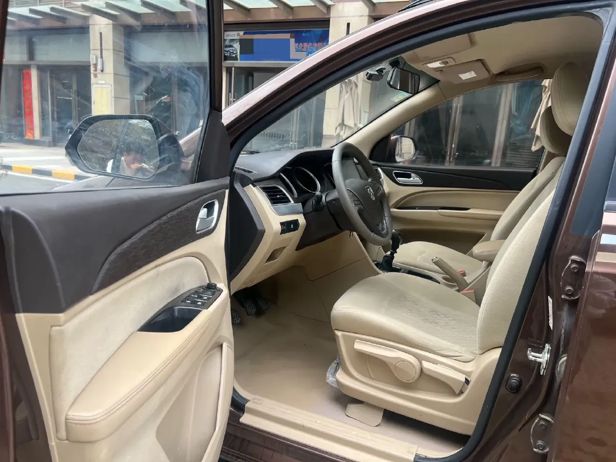 2019 BaoJun 730 1.5L 105HP L4 6MT,autocango,china used car exporter,china ev exporter,chinese used car exporter,chinese used ev exporter