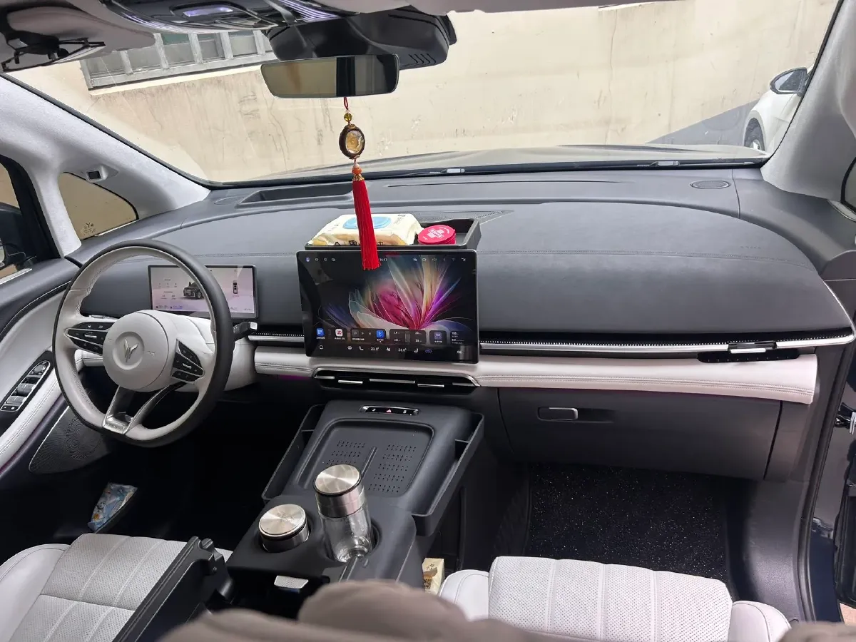 2025 Voyah Dream 1.5T 150HP L4 PHEV 41.7KWH,autocango,china used car exporter,china ev exporter,chinese used car exporter,chinese used ev exporter