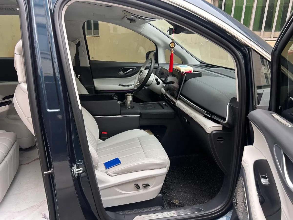 2025 Voyah Dream 1.5T 150HP L4 PHEV 41.7KWH,autocango,china used car exporter,china ev exporter,chinese used car exporter,chinese used ev exporter