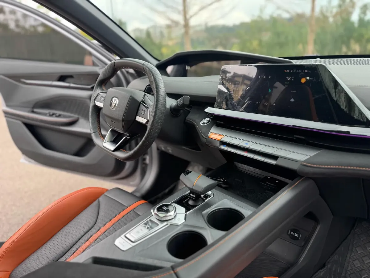 2024 ChangAn UNI-V 1.5T 188HP L4 7DCT,autocango,china used car exporter,china ev exporter,chinese used car exporter,chinese used ev exporter