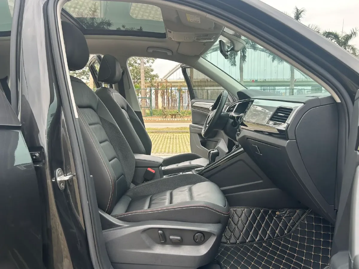 2019 Jeep Cherokee 2.0T 234HP L4 9AT,autocango,china used car exporter,china ev exporter,chinese used car exporter,chinese used ev exporter