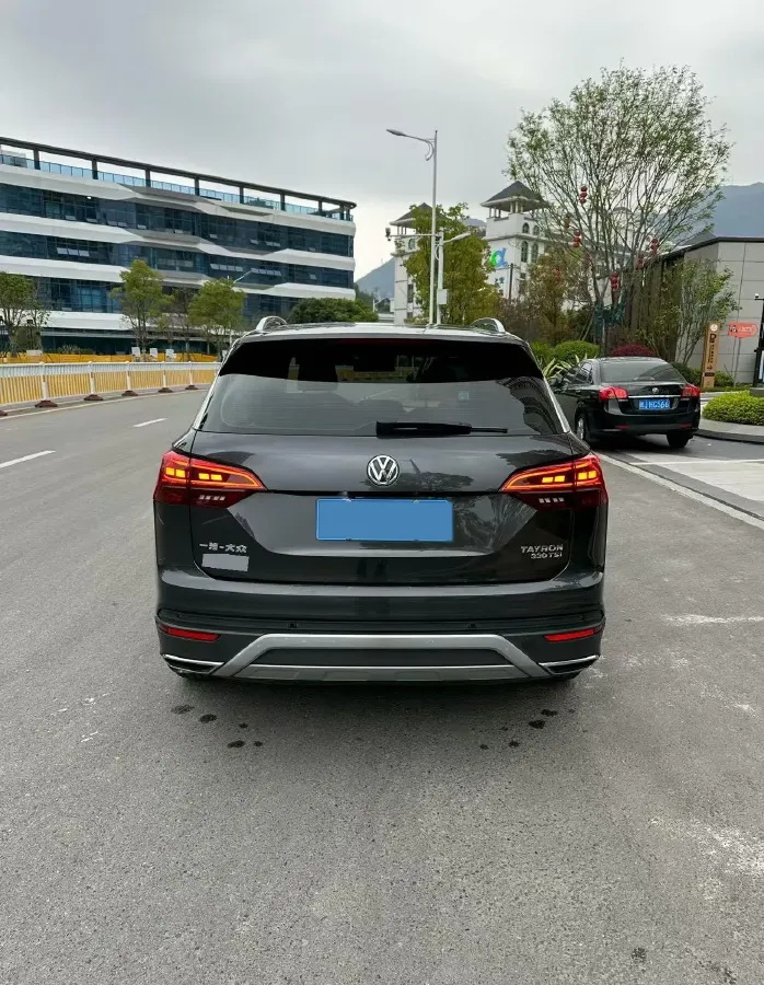 2019 Jeep Cherokee 2.0T 234HP L4 9AT,autocango,china used car exporter,china ev exporter,chinese used car exporter,chinese used ev exporter