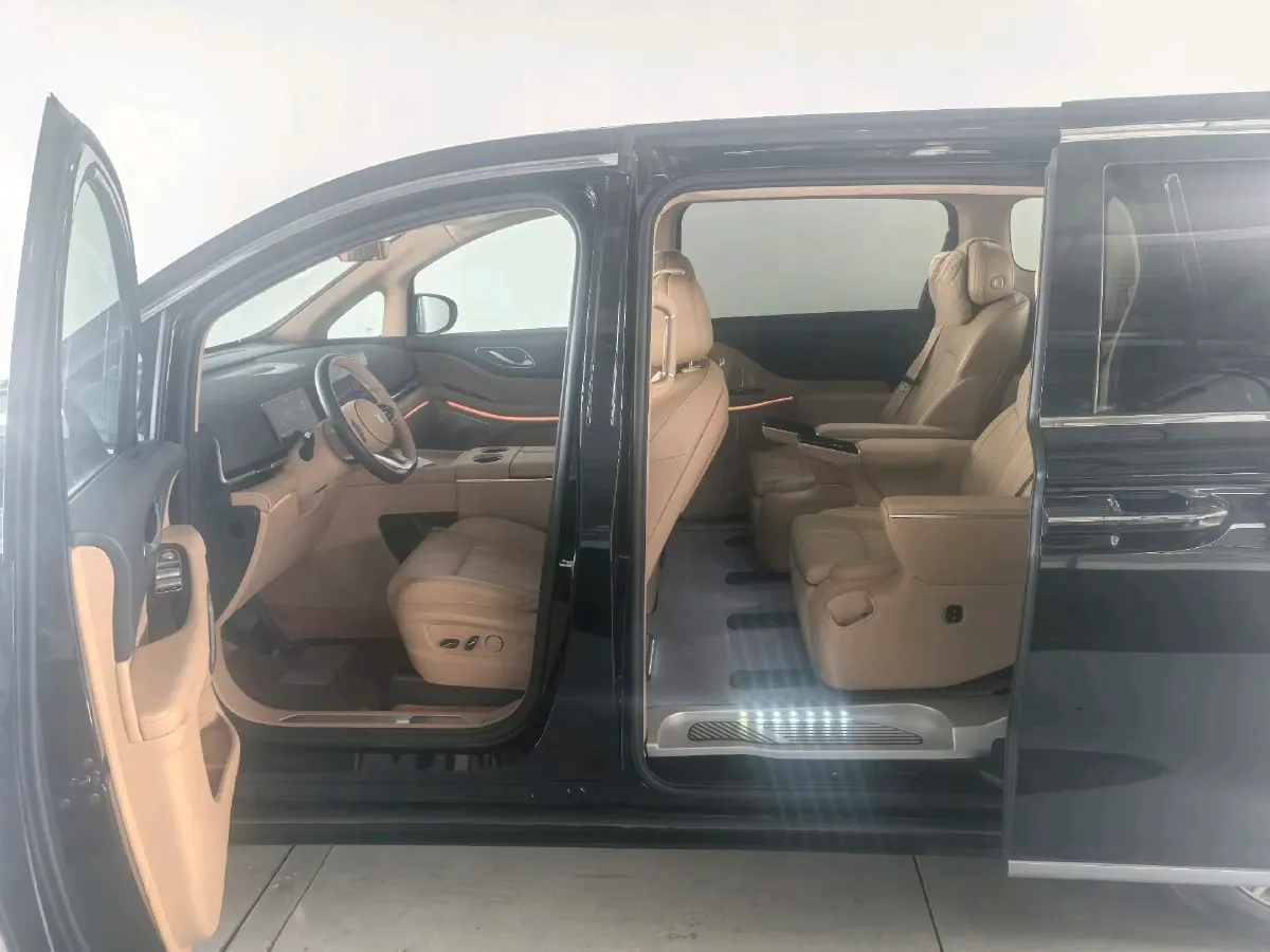 2025 Voyah Dream 1.5T 150HP L4 PHEV 41.7KWH,autocango,china used car exporter,china ev exporter,chinese used car exporter,chinese used ev exporter