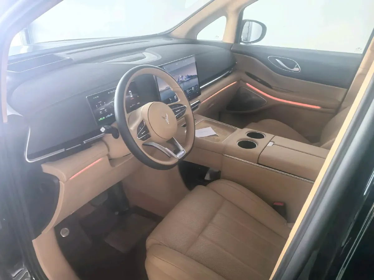 2025 Voyah Dream 1.5T 150HP L4 PHEV 41.7KWH,autocango,china used car exporter,china ev exporter,chinese used car exporter,chinese used ev exporter