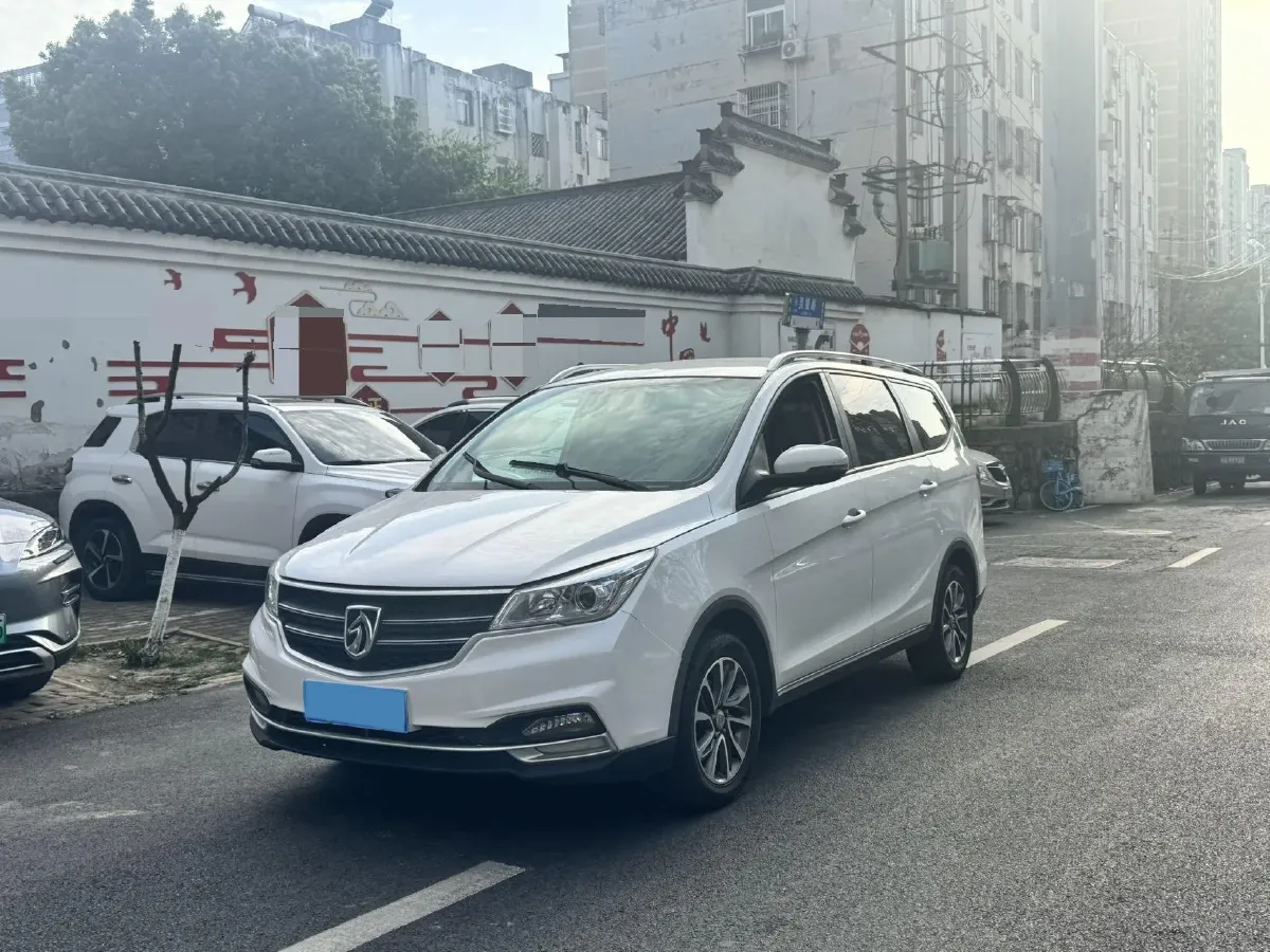 2019 BaoJun 730 1.5L 105HP L4 6MT,autocango,china used car exporter,china ev exporter,chinese used car exporter,chinese used ev exporter