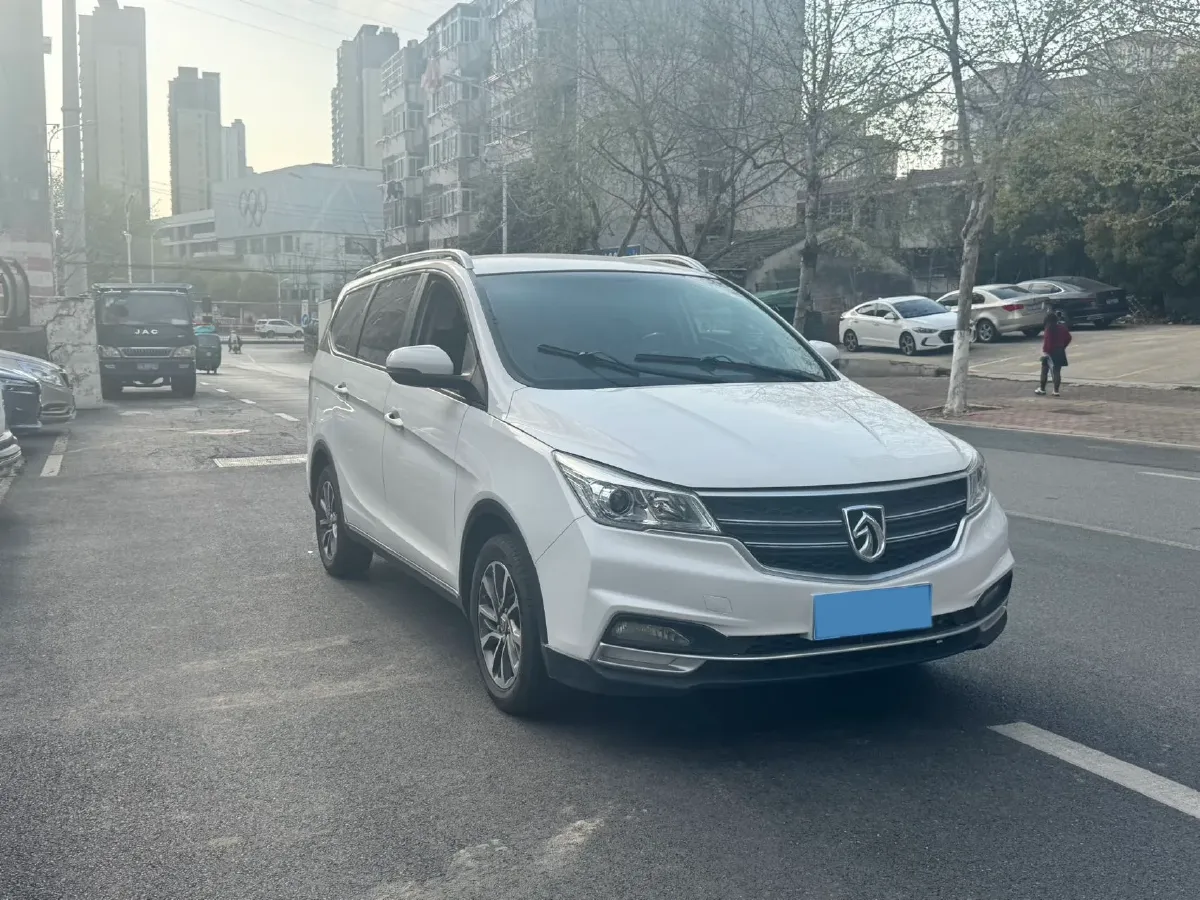 2019 BaoJun 730 1.5L 105HP L4 6MT,autocango,china used car exporter,china ev exporter,chinese used car exporter,chinese used ev exporter