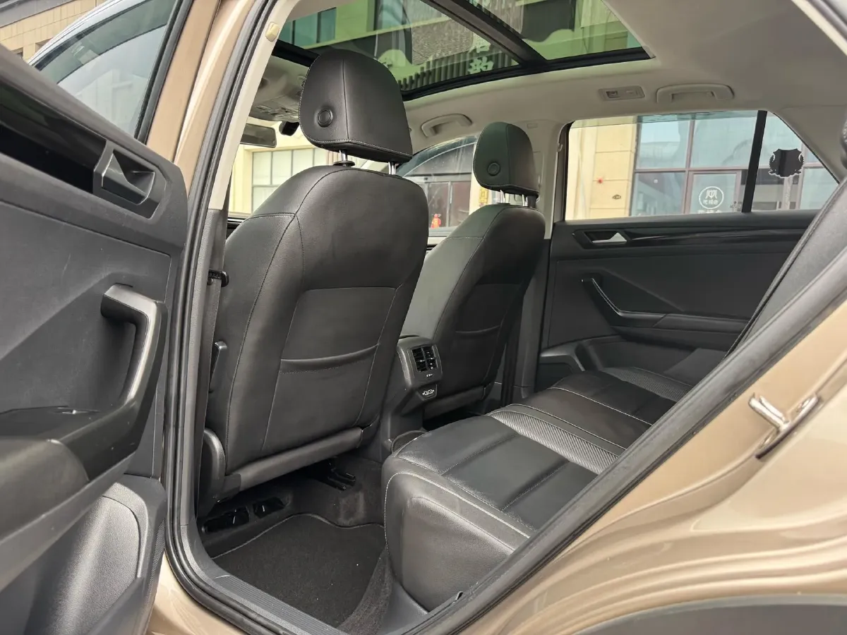 2021 Volkswagen T-Roc 1.4T 150HP L4 7DCT,autocango,china used car exporter,china ev exporter,chinese used car exporter,chinese used ev exporter