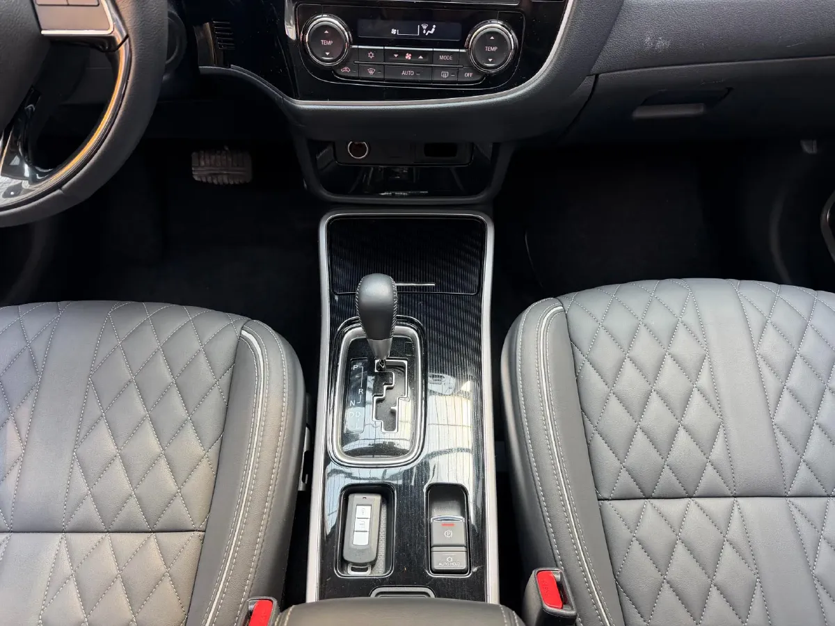 2021 Mitsubishi Outlander 2.0L 166HP L4 CVT,autocango,china used car exporter,china ev exporter,chinese used car exporter,chinese used ev exporter