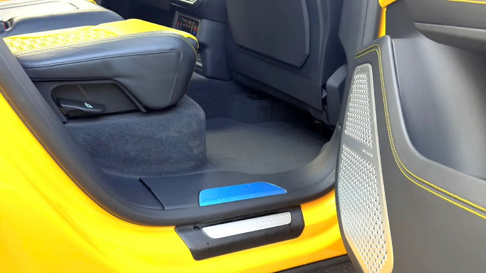 2021 Lamborghini Urus 4.0T 641HP V8 8AT,autocango,china used car exporter,china ev exporter,chinese used car exporter,chinese used ev exporter