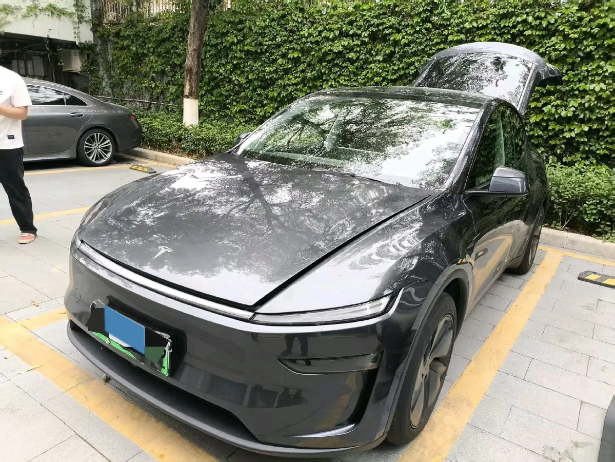 2025 Tesla Model Y BEV 62.5KWH,autocango,china used car exporter,china ev exporter,chinese used car exporter,chinese used ev exporter