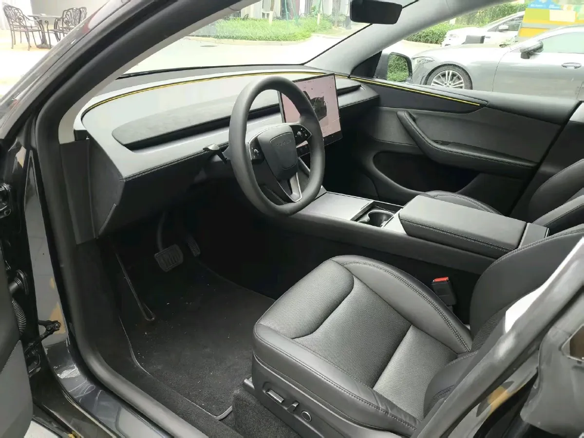 2025 Tesla Model Y BEV 62.5KWH,autocango,china used car exporter,china ev exporter,chinese used car exporter,chinese used ev exporter