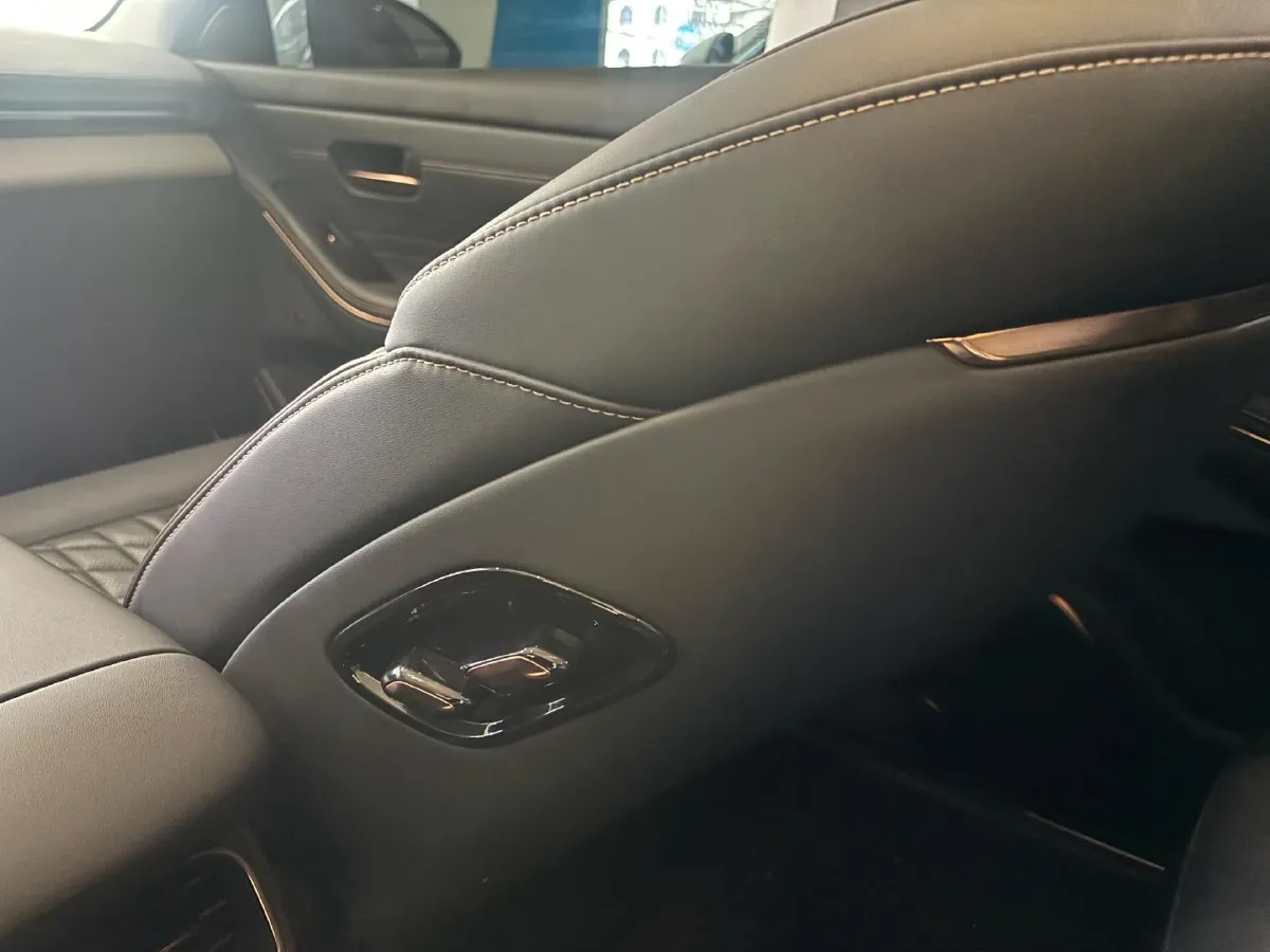 2025 BaoJun XiangJing 1.5T 143HP L4 1DHT PHEV,autocango,china used car exporter,china ev exporter,chinese used car exporter,chinese used ev exporter