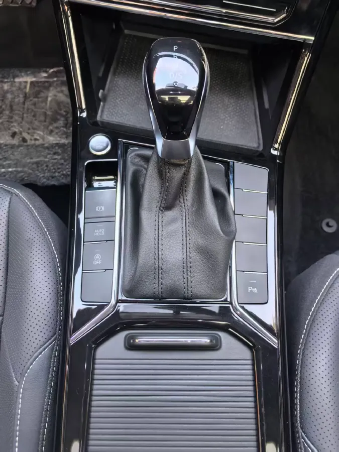 2025 Volkswagen Passat 2.0T 220HP L4 7DCT,autocango,china used car exporter,china ev exporter,chinese used car exporter,chinese used ev exporter