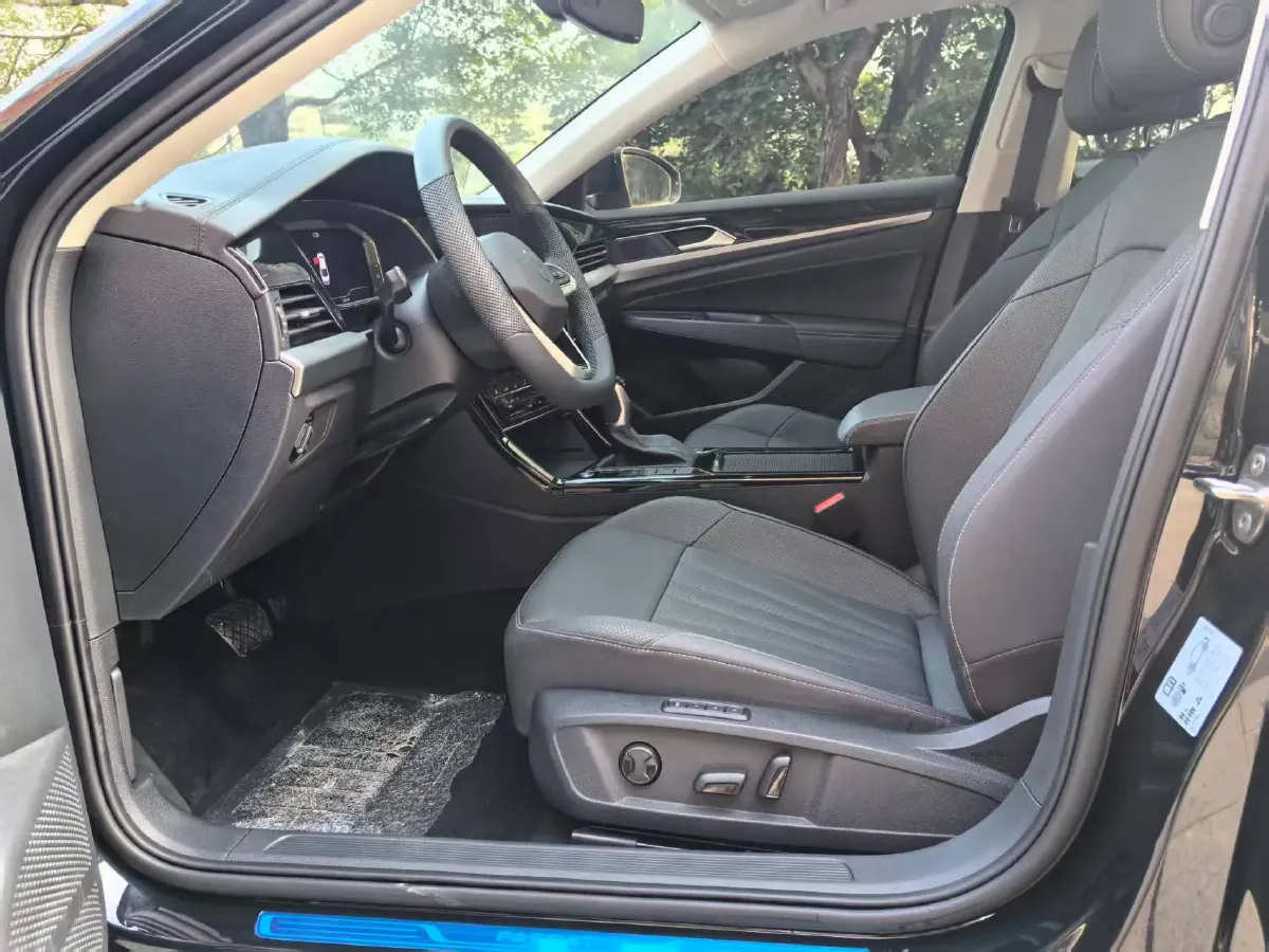 2025 Volkswagen Passat 2.0T 220HP L4 7DCT,autocango,china used car exporter,china ev exporter,chinese used car exporter,chinese used ev exporter