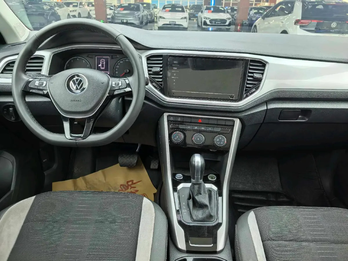 2022 Volkswagen T-Roc 1.4T 150HP L4 7DCT,autocango,china used car exporter,china ev exporter,chinese used car exporter,chinese used ev exporter