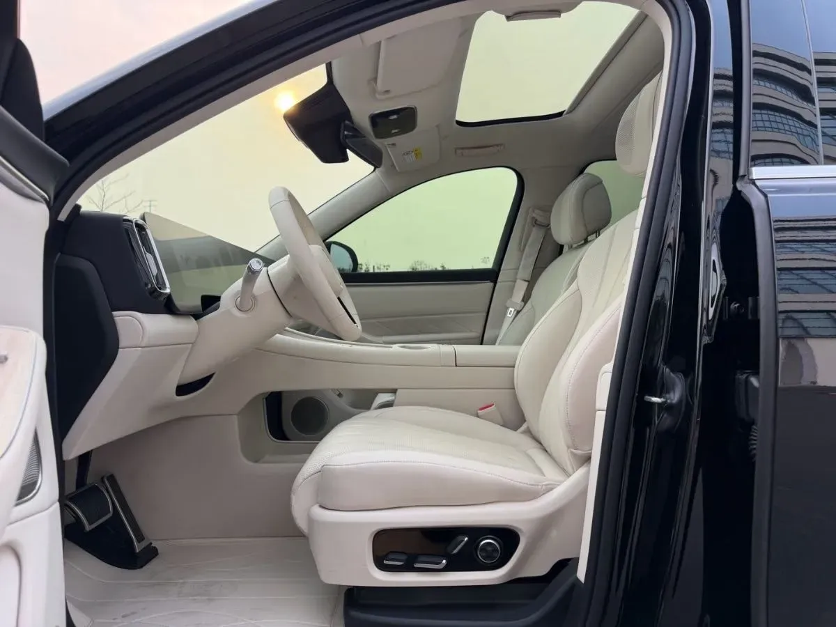 2025 AITO AITO M8 REEV 160HP REEV 53.4KWH,autocango,china used car exporter,china ev exporter,chinese used car exporter,chinese used ev exporter