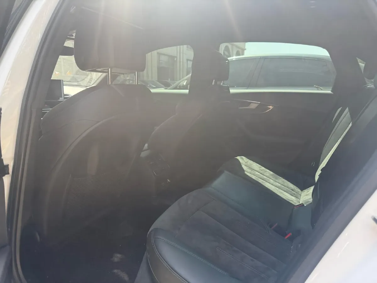 2022 Audi A4L 2.0T 252HP L4 7DCT,autocango,china used car exporter,china ev exporter,chinese used car exporter,chinese used ev exporter