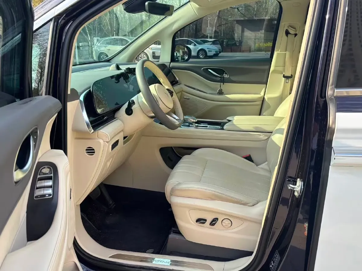 2022 Voyah Dream 1.5T 136HP L4 PHEV 25.57KWH,autocango,china used car exporter,china ev exporter,chinese used car exporter,chinese used ev exporter