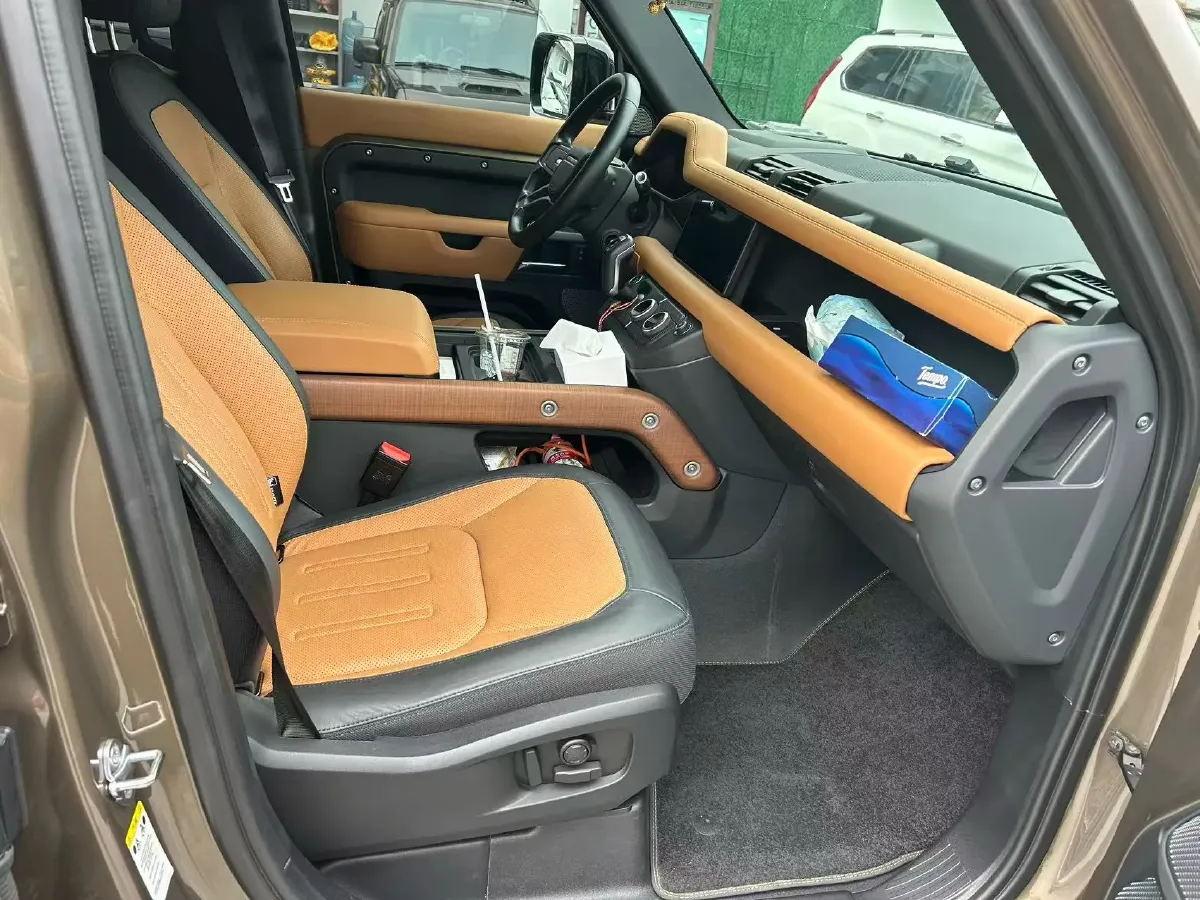 2020 Land Rover Defender 3.0T 400HP L6 8AT,autocango,china used car exporter,china ev exporter,chinese used car exporter,chinese used ev exporter