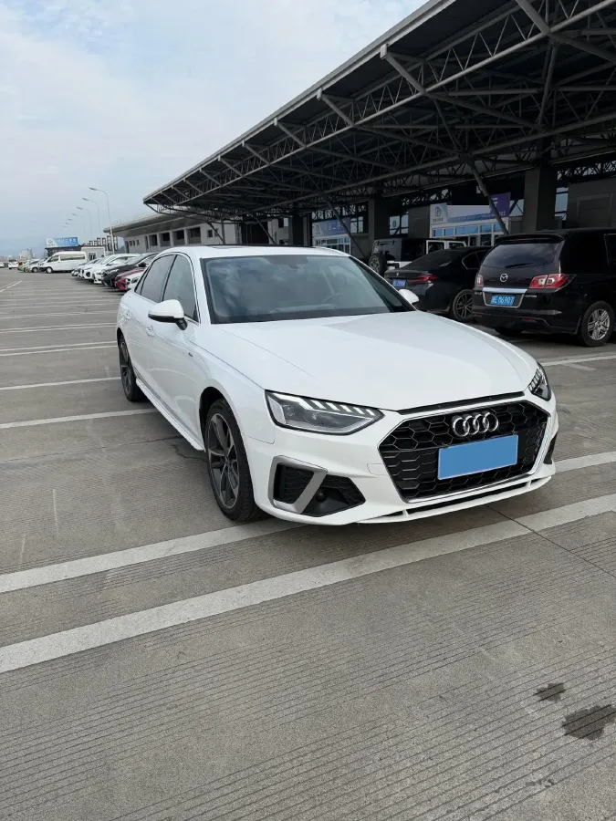 2022 Audi A4L 2.0T 190HP L4 7DCT,autocango,china used car exporter,china ev exporter,chinese used car exporter,chinese used ev exporter