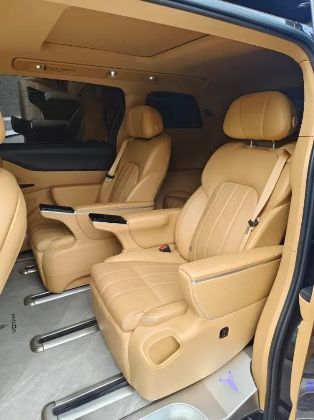 2025 Voyah Dream 1.5T 150HP L4 PHEV 41.7KWH,autocango,china used car exporter,china ev exporter,chinese used car exporter,chinese used ev exporter