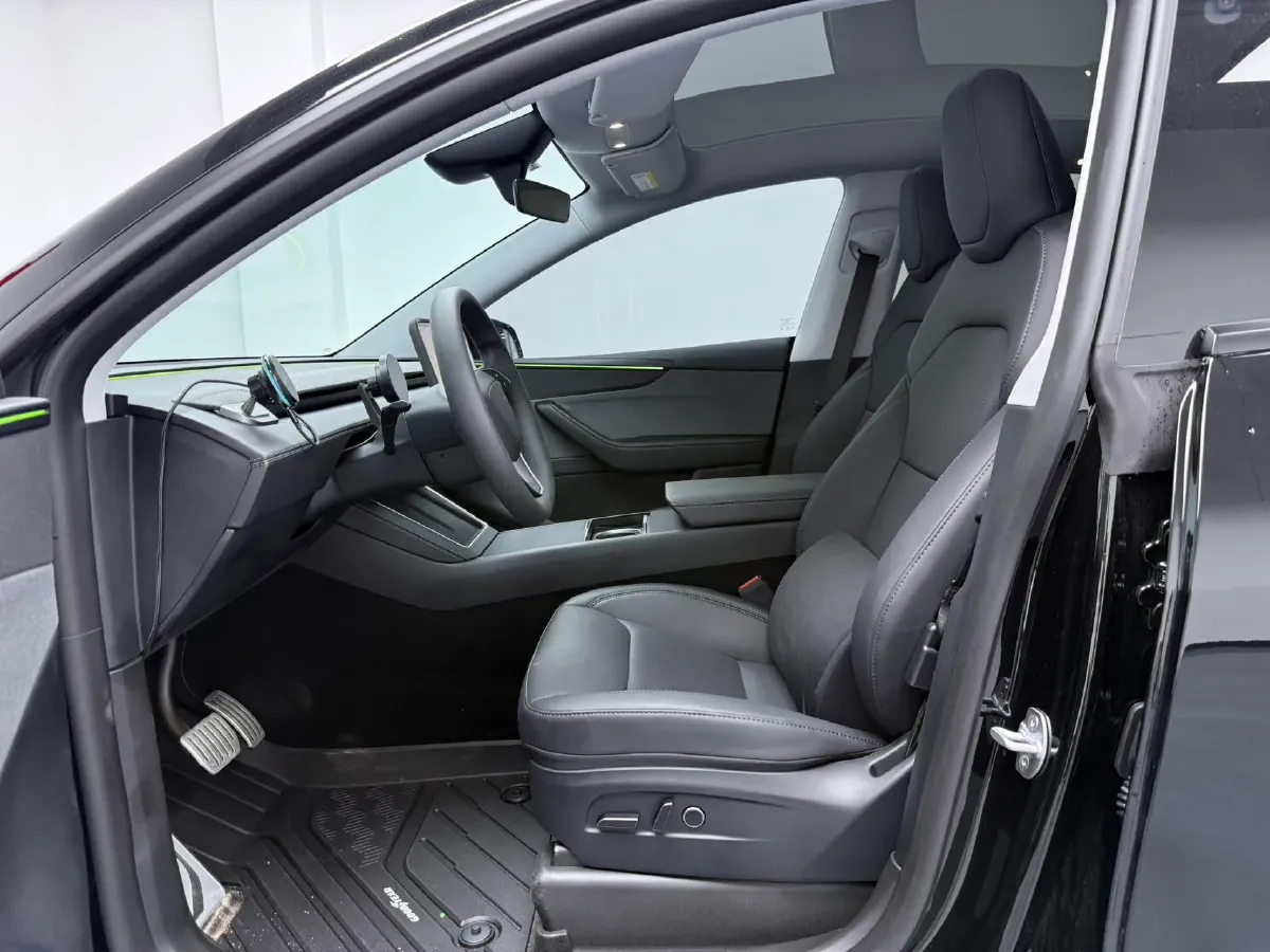 2025 Tesla Model Y BEV 62.5KWH,autocango,china used car exporter,china ev exporter,chinese used car exporter,chinese used ev exporter