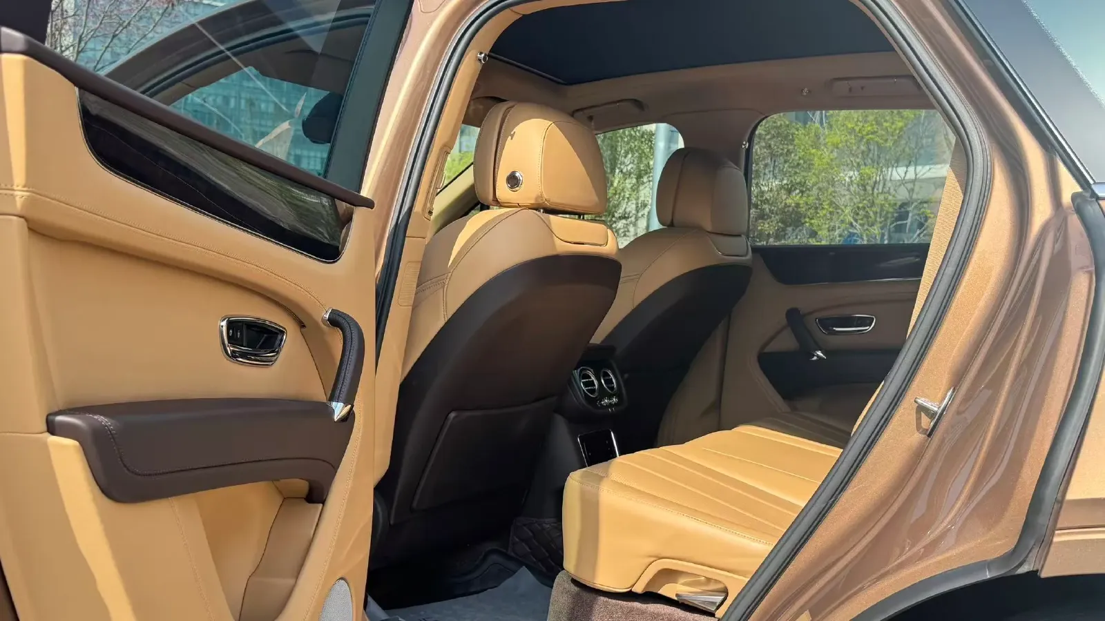 2018 Bentley Bentayga 4.0T 550HP V8 8AT,autocango,china used car exporter,china ev exporter,chinese used car exporter,chinese used ev exporter