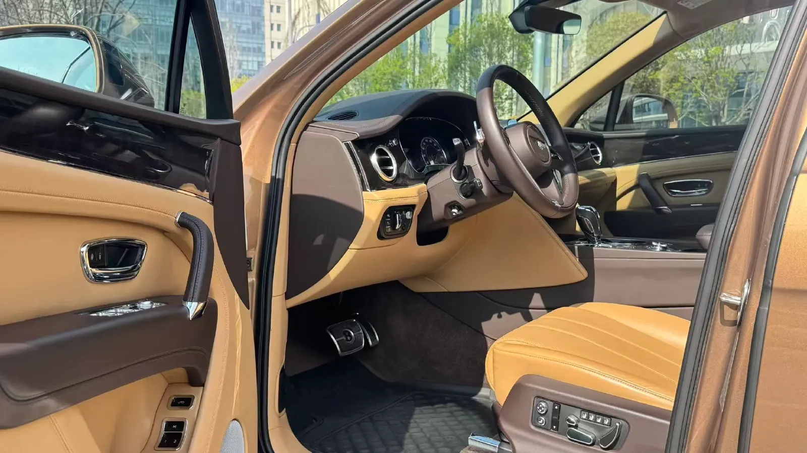 2018 Bentley Bentayga 4.0T 550HP V8 8AT,autocango,china used car exporter,china ev exporter,chinese used car exporter,chinese used ev exporter