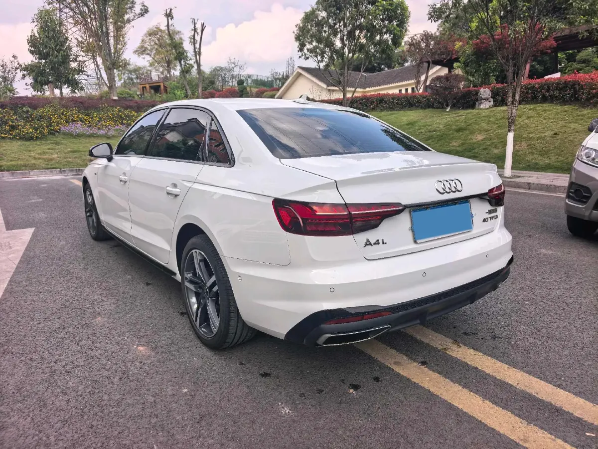2022 Audi A4L 2.0T 190HP L4 7DCT,autocango,china used car exporter,china ev exporter,chinese used car exporter,chinese used ev exporter