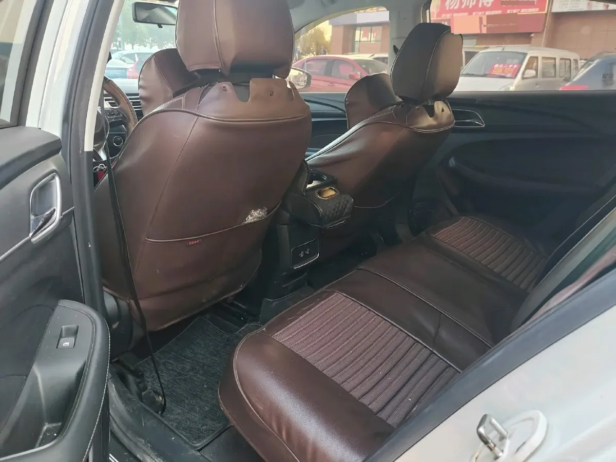 2020 Roewe i5 1.5L 120HP L4 5MT,autocango,china used car exporter,china ev exporter,chinese used car exporter,chinese used ev exporter