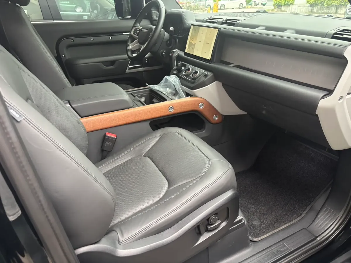 2024 Land Rover Defender 3.0T 400HP L6 8AT,autocango,china used car exporter,china ev exporter,chinese used car exporter,chinese used ev exporter