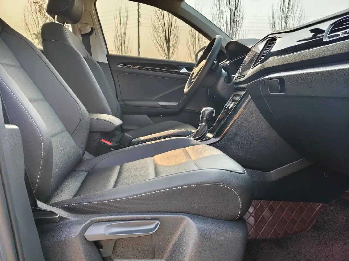 2022 Volkswagen T-Roc 1.4T 150HP L4 7DCT,autocango,china used car exporter,china ev exporter,chinese used car exporter,chinese used ev exporter