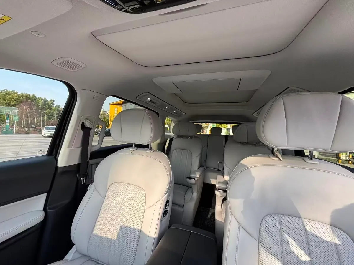 2025 Voyah Dream 1.5T 150HP L4 PHEV 41.7KWH,autocango,china used car exporter,china ev exporter,chinese used car exporter,chinese used ev exporter