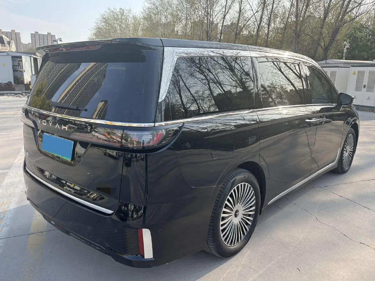 2025 Voyah Dream 1.5T 150HP L4 PHEV 41.7KWH,autocango,china used car exporter,china ev exporter,chinese used car exporter,chinese used ev exporter