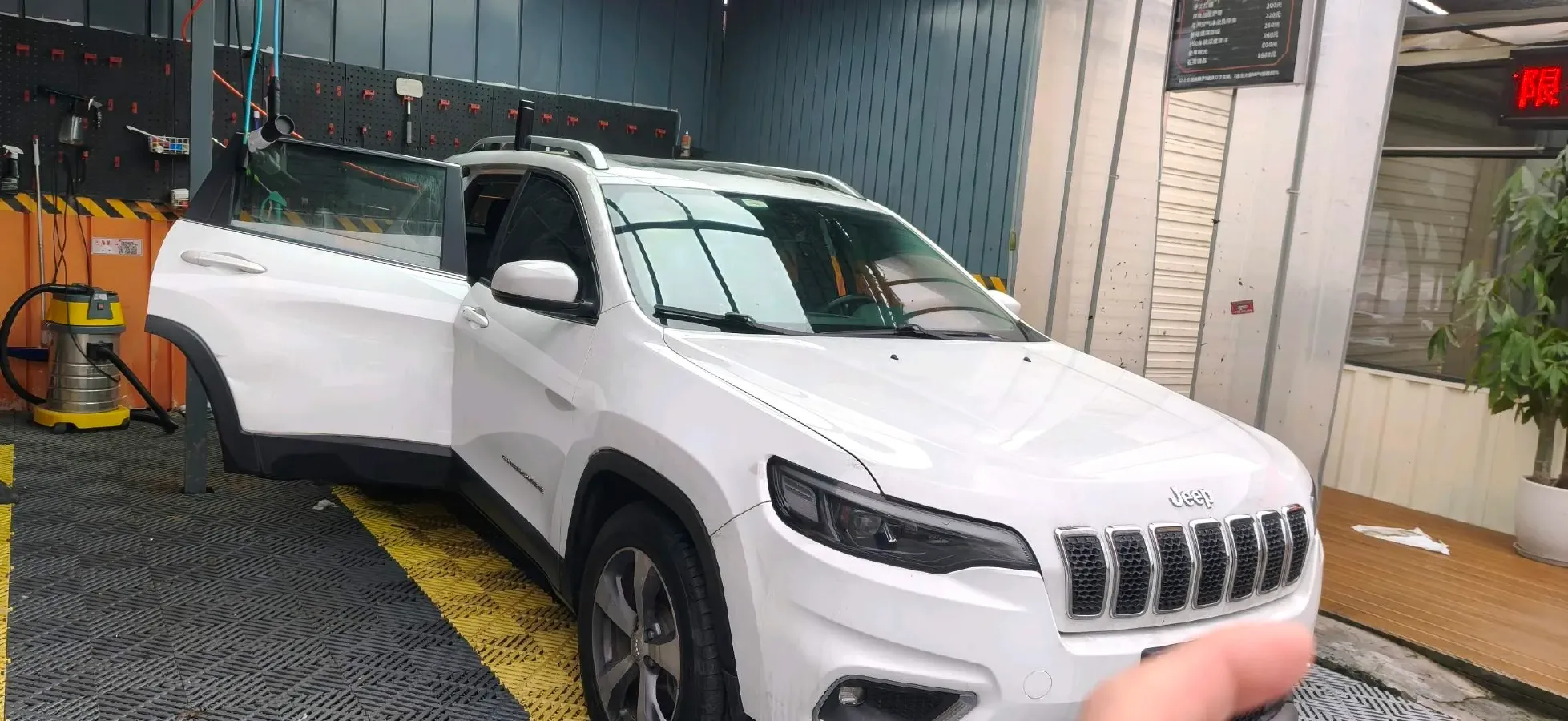 2019 Jeep Cherokee 2.0T 234HP L4 9AT,autocango,china used car exporter,china ev exporter,chinese used car exporter,chinese used ev exporter