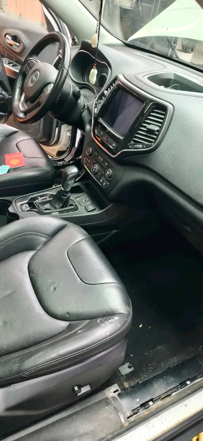 2019 Jeep Cherokee 2.0T 234HP L4 9AT,autocango,china used car exporter,china ev exporter,chinese used car exporter,chinese used ev exporter