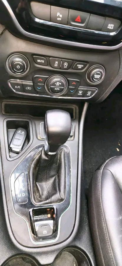 2019 Jeep Cherokee 2.0T 234HP L4 9AT,autocango,china used car exporter,china ev exporter,chinese used car exporter,chinese used ev exporter