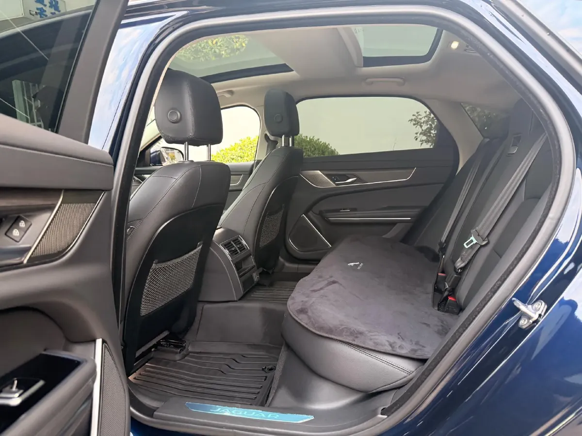 2022 Jaguar XFL 2.0T 200HP L4 8AT,autocango,china used car exporter,china ev exporter,chinese used car exporter,chinese used ev exporter