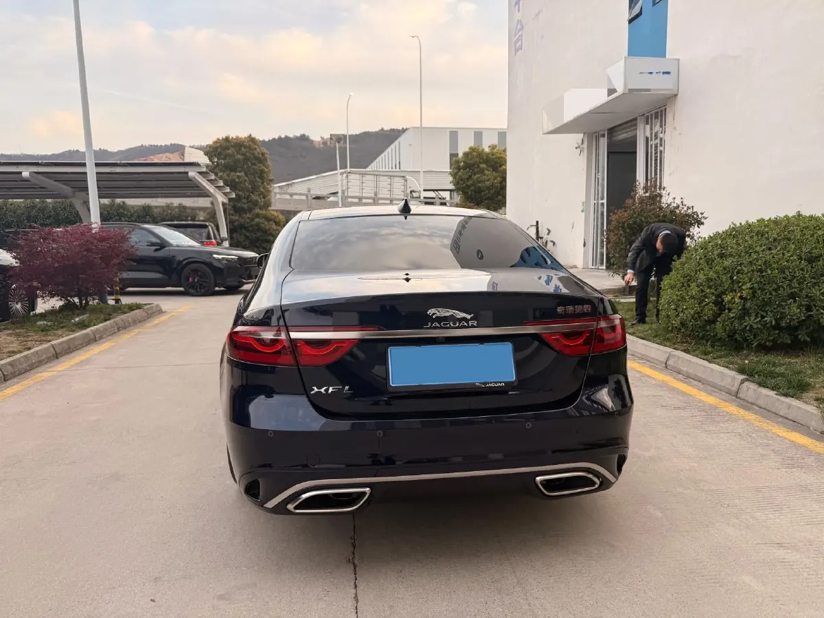 2022 Jaguar XFL 2.0T 200HP L4 8AT,autocango,china used car exporter,china ev exporter,chinese used car exporter,chinese used ev exporter