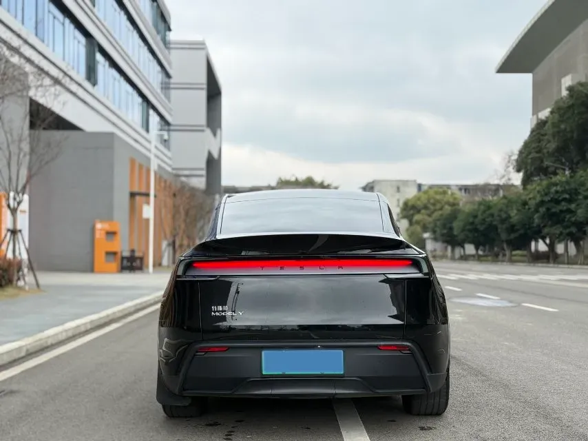2025 Tesla Model Y BEV 62.5KWH,autocango,china used car exporter,china ev exporter,chinese used car exporter,chinese used ev exporter