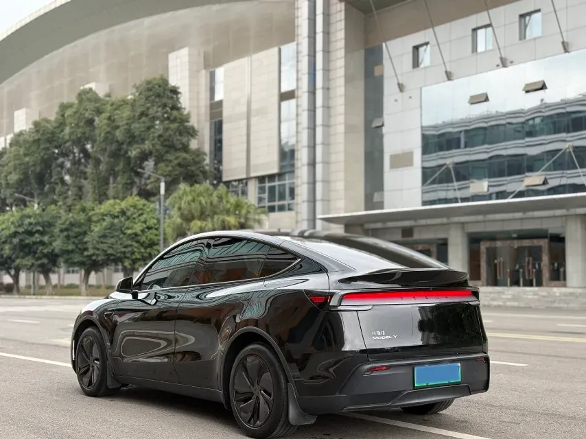 2025 Tesla Model Y BEV 62.5KWH,autocango,china used car exporter,china ev exporter,chinese used car exporter,chinese used ev exporter