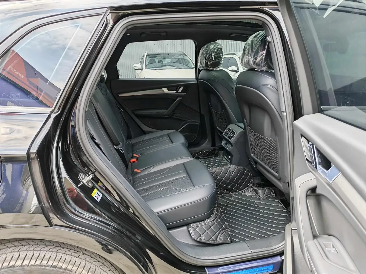 2025 Audi Q5L 2.0T 245HP L4 7DCT,autocango,china used car exporter,china ev exporter,chinese used car exporter,chinese used ev exporter