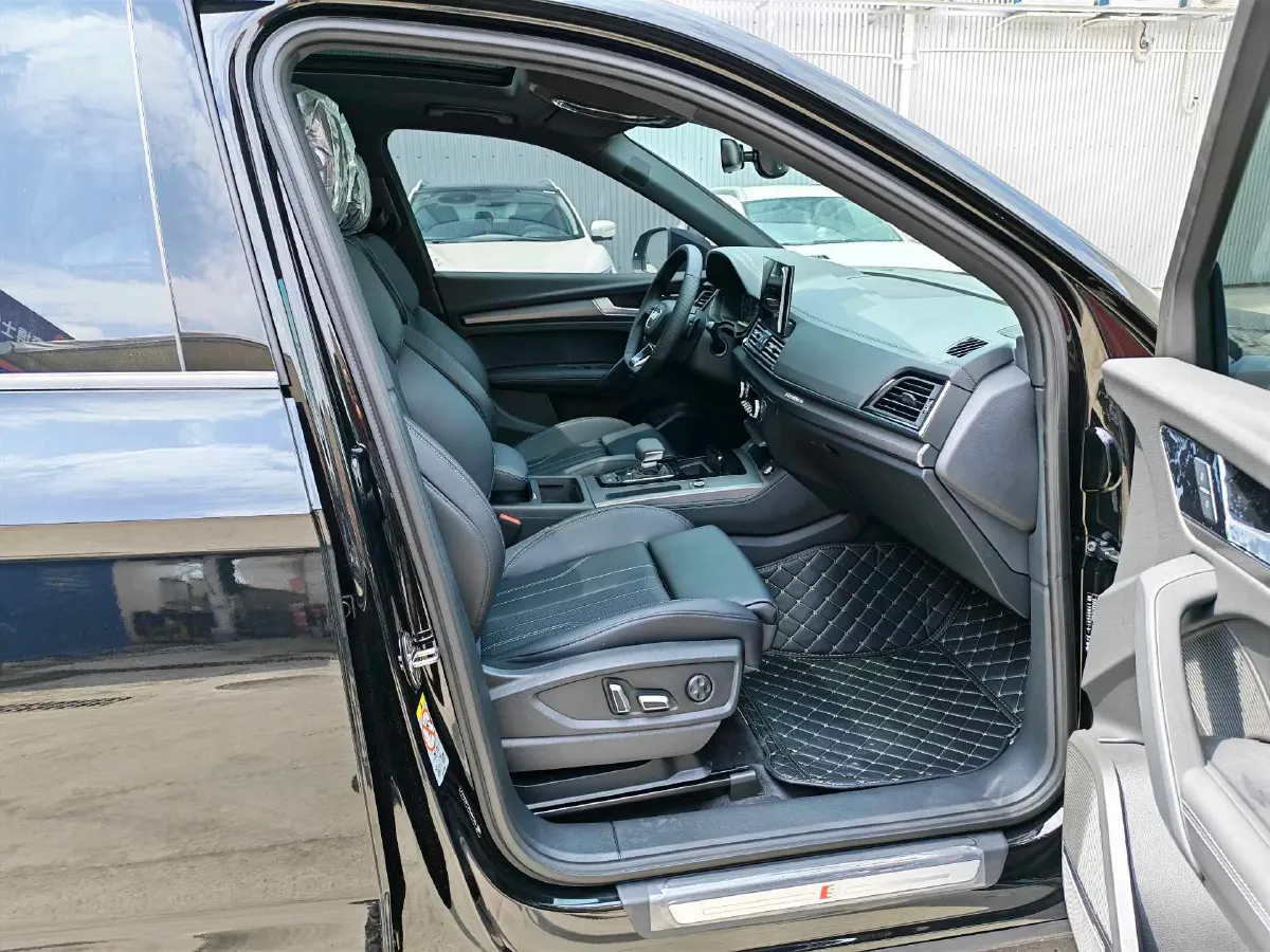 2025 Audi Q5L 2.0T 245HP L4 7DCT,autocango,china used car exporter,china ev exporter,chinese used car exporter,chinese used ev exporter