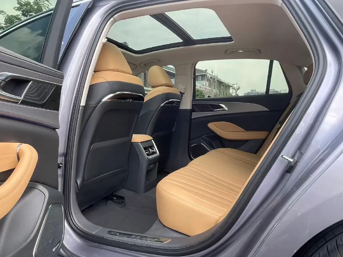 2023 HongQi H5 2.0T 224HP L4 8AT,autocango,china used car exporter,china ev exporter,chinese used car exporter,chinese used ev exporter