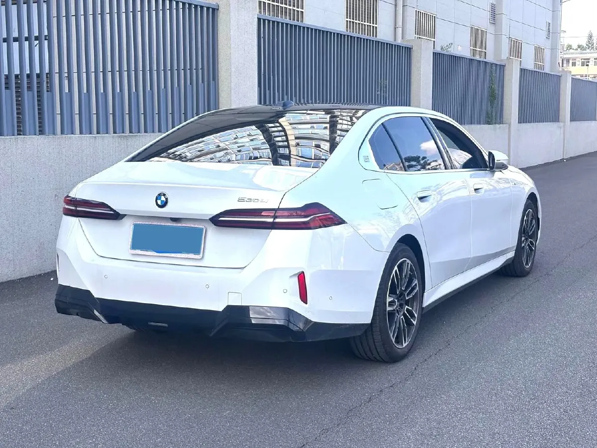 2024 BMW 5 Series 2.0T 258HP L4 8AT,autocango,china used car exporter,china ev exporter,chinese used car exporter,chinese used ev exporter