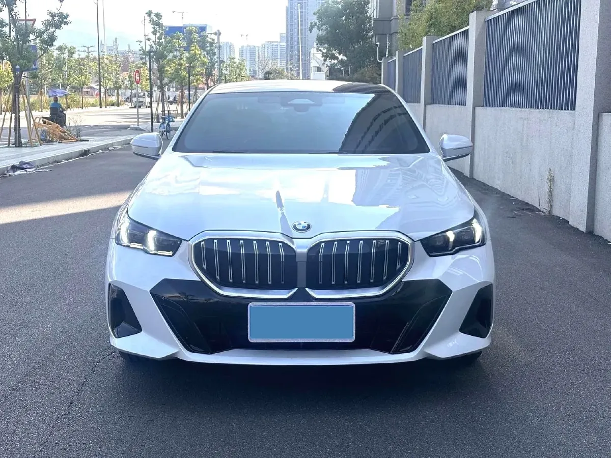 2024 BMW 5 Series 2.0T 258HP L4 8AT,autocango,china used car exporter,china ev exporter,chinese used car exporter,chinese used ev exporter