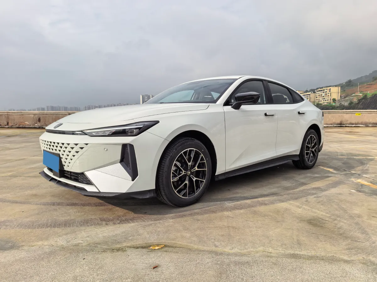 2024 ChangAn UNI-V iDD 1.5L 110HP L4 E-CVT PHEV 18.99KWH,autocango,china used car exporter,china ev exporter,chinese used car exporter,chinese used ev exporter