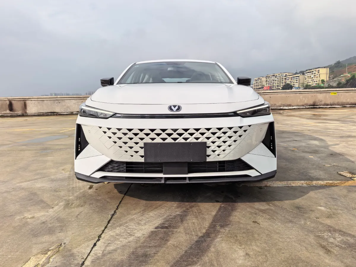 2024 ChangAn UNI-V iDD 1.5L 110HP L4 E-CVT PHEV 18.99KWH,autocango,china used car exporter,china ev exporter,chinese used car exporter,chinese used ev exporter
